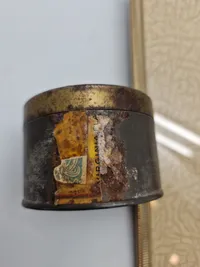 Samling rammer og antik tobaksdåse