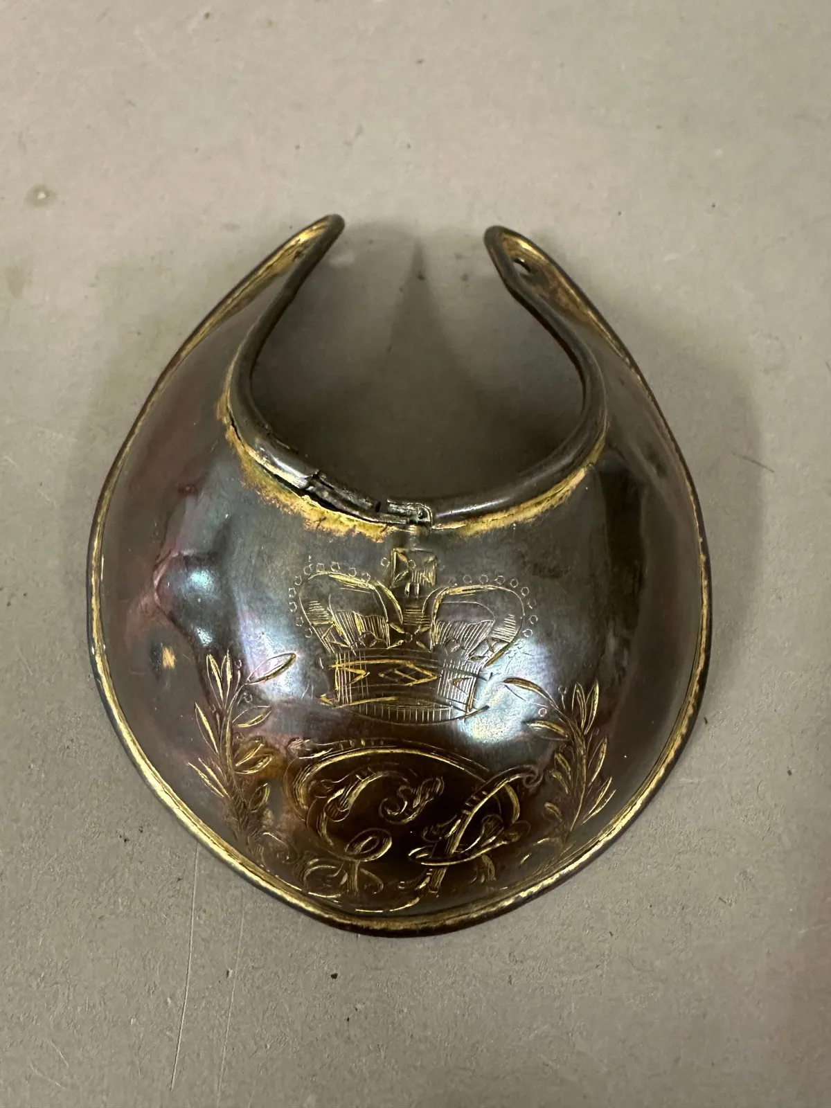 Ekstremt sjælden Original British Napoleonic Wars P-1796 Officer’s Flame Gilt Copper Gorget ca. 1810