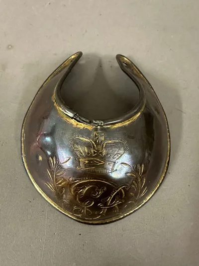 Ekstremt sjælden Original British Napoleonic Wars P-1796 Officer’s Flame Gilt Copper Gorget ca. 1810