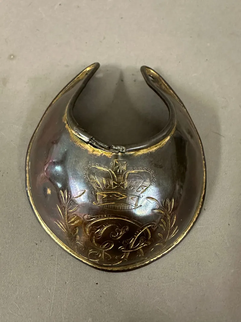 Ekstremt sjælden Original British Napoleonic Wars P-1796 Officer’s Flame Gilt Copper Gorget ca. 1810