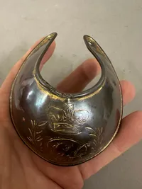 Ekstremt sjælden Original British Napoleonic Wars P-1796 Officer’s Flame Gilt Copper Gorget ca. 1810