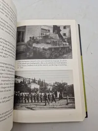 UNDER HAGEKORS OG DANNEBROG