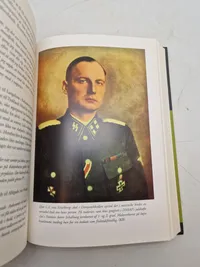 UNDER HAGEKORS OG DANNEBROG