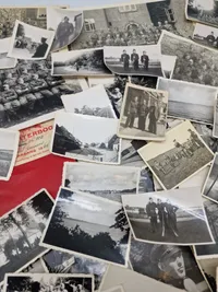 Stor samling originale billeder, soldaterbog mm fra 45-46
