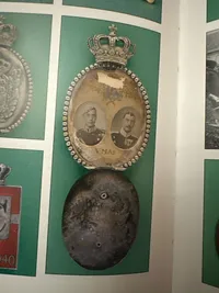 Ekstremt sjælden gave fra Christian X til sine garder kammerarter i anledningen af deres 25 års jubilæum i 1914, uddelt i 138 eksemplarer