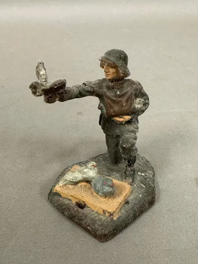 Original Lineol figur fra 30/40 erne, Tysk soldat brevduer