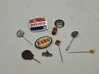 Samling diverse bil reklame pins