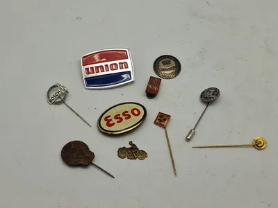 Samling diverse bil reklame pins