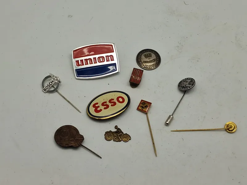 Samling diverse bil reklame pins