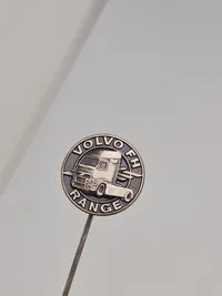 Samling diverse bil reklame pins
