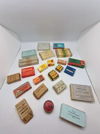 Samling originale ammunitions æsker