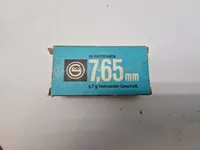 Samling originale ammunitions æsker