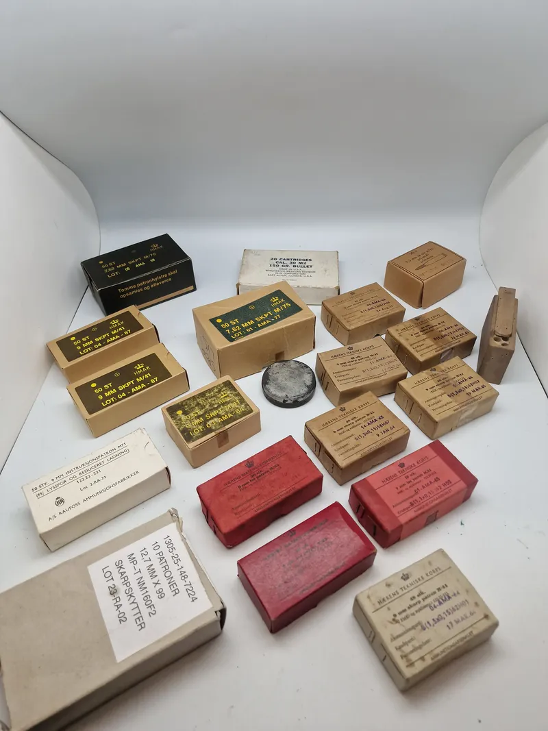 Samling originale danske ammunitions æsker