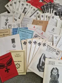 Stor samling militaria auktionskataloger