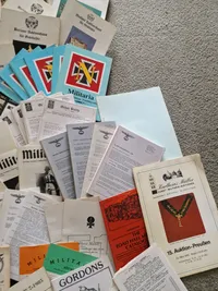 Stor samling militaria auktionskataloger