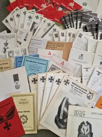 Stor samling militaria auktionskataloger