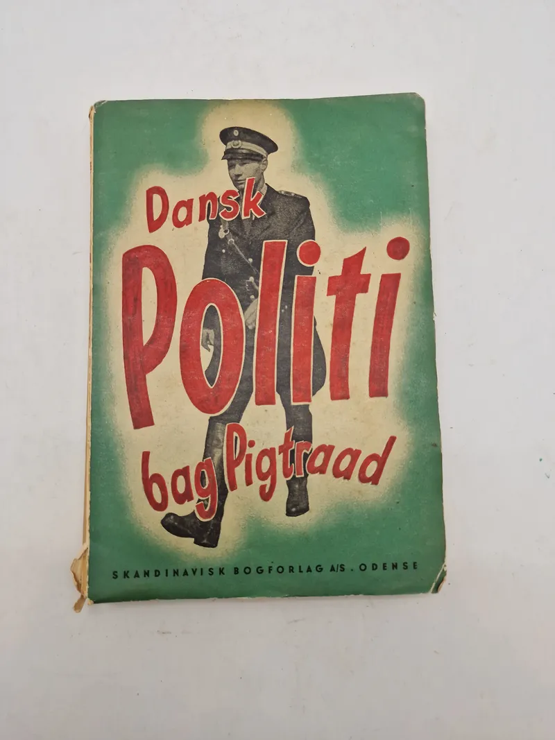 Dansk politi bag pigtraad