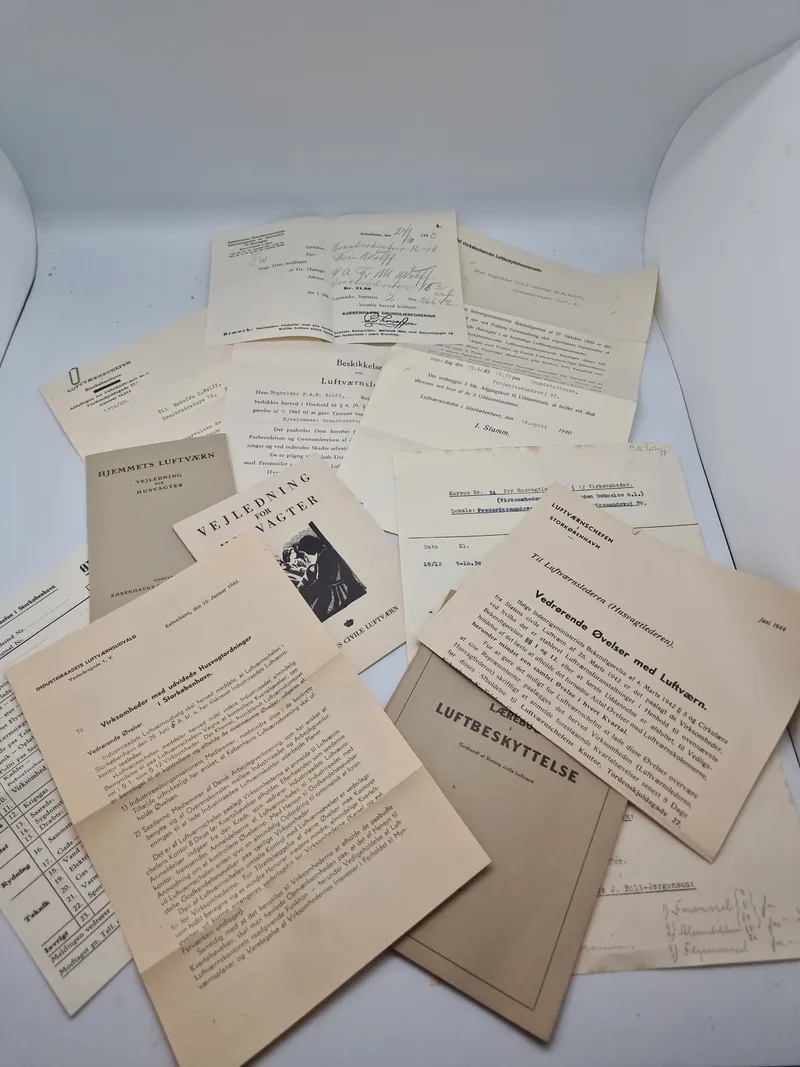 Samling originale ww2 luftværns papirer, pjecer mm.