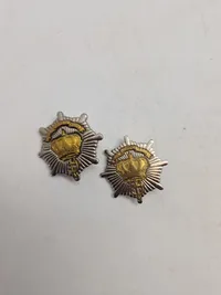 Lot originale gradstegn og baretmærker fra den Kongelige livgarde, blå vagtuniform mm.