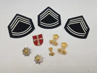 Lot originale gradstegn og baretmærker fra den Kongelige livgarde, blå vagtuniform mm.