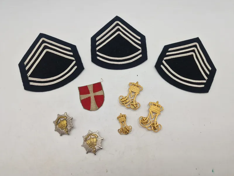 Lot originale gradstegn og baretmærker fra den Kongelige livgarde, blå vagtuniform mm.