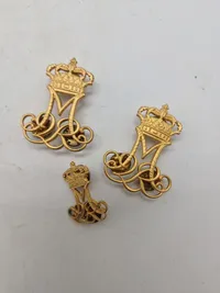 Lot originale gradstegn og baretmærker fra den Kongelige livgarde, blå vagtuniform mm.