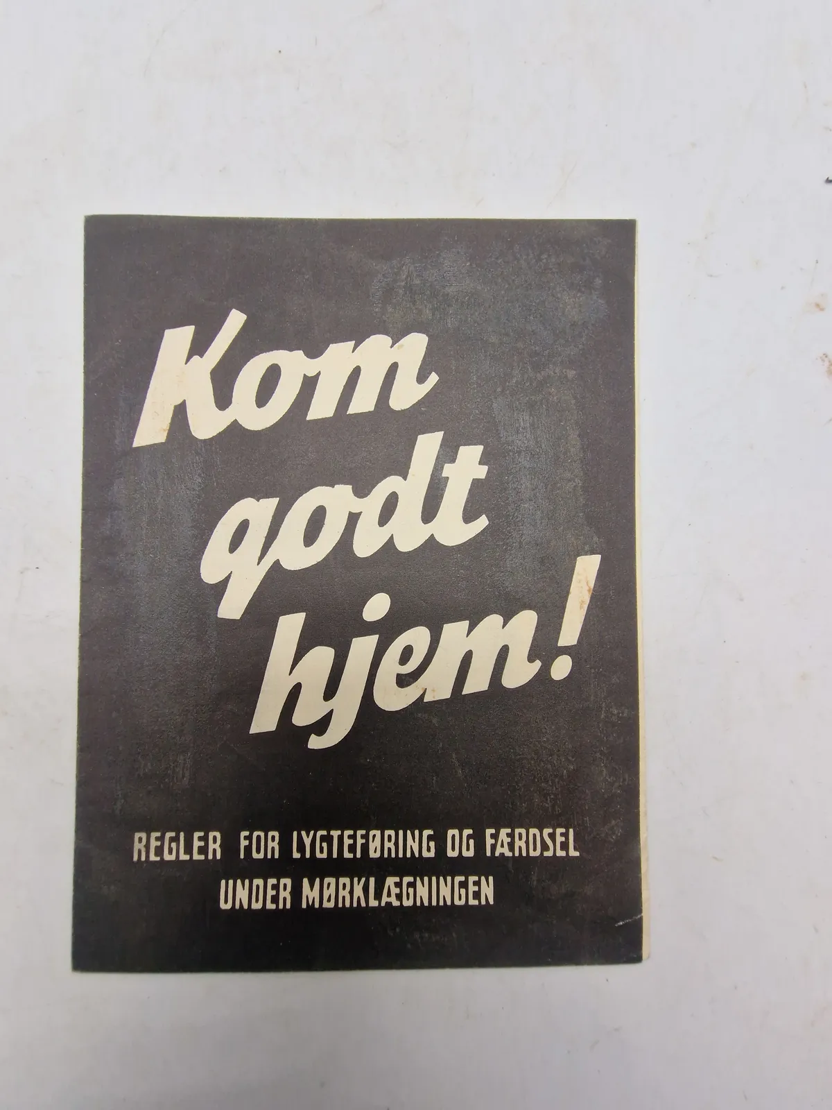 Original pjece ww2 - Kom godt hjem!
REGLER FOR LYGTEFØRING OG FÆRDSEL UNDER MØRKLÆGNINGEN