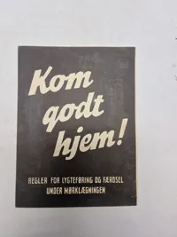 Original pjece ww2 - Kom godt hjem!
REGLER FOR LYGTEFØRING OG FÆRDSEL UNDER MØRKLÆGNINGEN