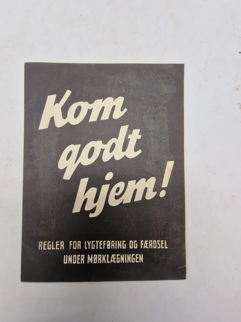 Original pjece ww2 - Kom godt hjem!
REGLER FOR LYGTEFØRING OG FÆRDSEL UNDER MØRKLÆGNINGEN