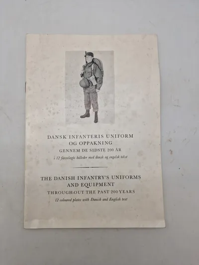 DANSK INFANTERIS UNIFORM OG OPPAKNING
GENNEM DE SIDSTE 200 ÅR
i 12 farvelagte billeder med dansk og engelsk tekst
