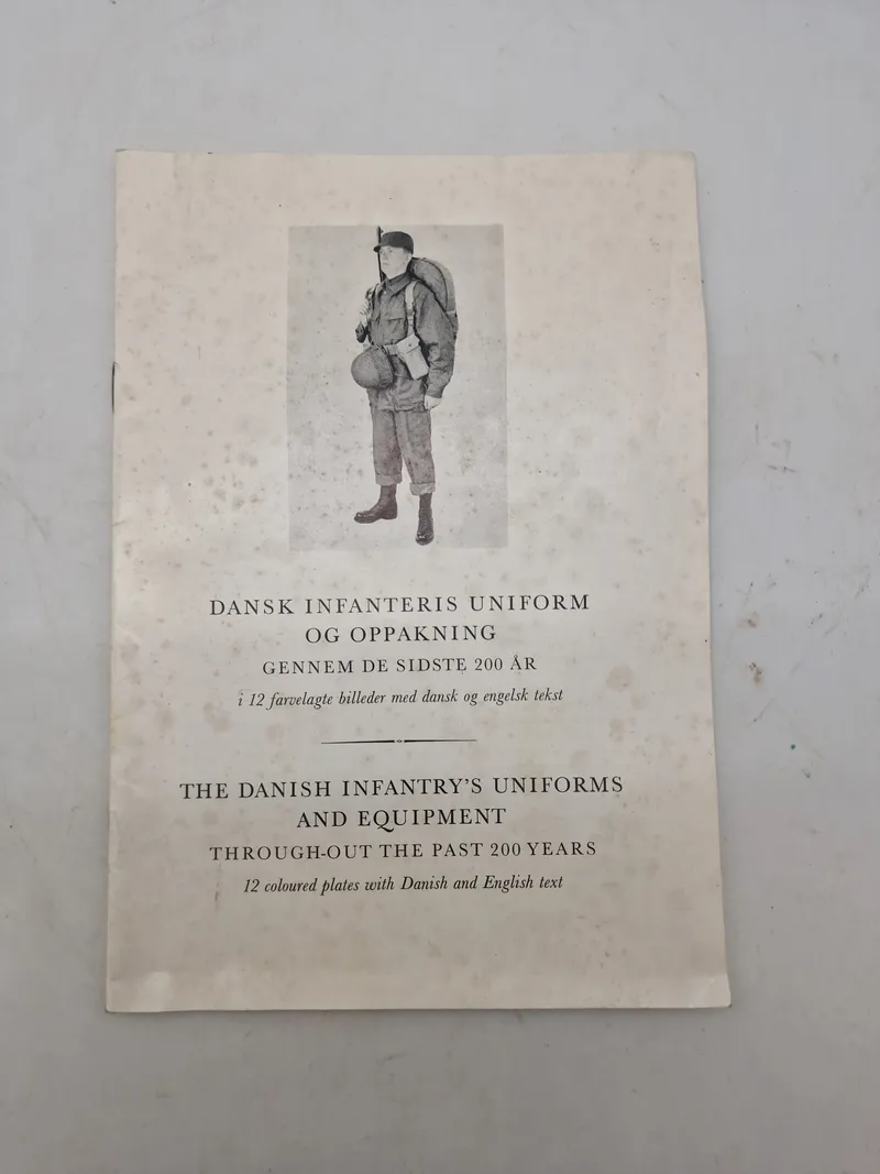DANSK INFANTERIS UNIFORM OG OPPAKNING
GENNEM DE SIDSTE 200 ÅR
i 12 farvelagte billeder med dansk og engelsk tekst