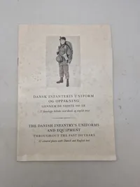 DANSK INFANTERIS UNIFORM OG OPPAKNING
GENNEM DE SIDSTE 200 ÅR
i 12 farvelagte billeder med dansk og engelsk tekst