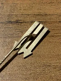 Original antinazistisk nål fra 1930’erne (trepilebevægelsen)