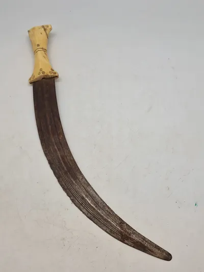 Afrikansk blankvåben med ben greb