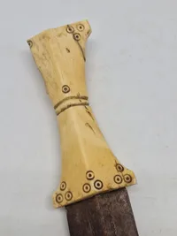 Afrikansk blankvåben med ben greb