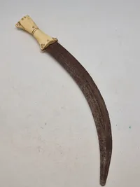 Afrikansk blankvåben med ben greb