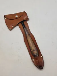 Tysk håndøkse med etui bruugt af Hitler jugend