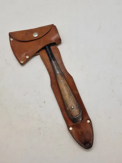 Tysk håndøkse med etui bruugt af Hitler jugend