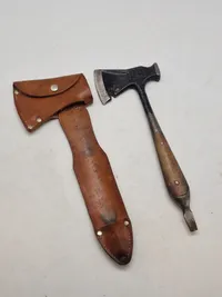 Tysk håndøkse med etui bruugt af Hitler jugend