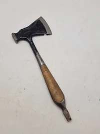 Tysk håndøkse med etui bruugt af Hitler jugend