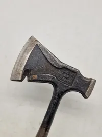 Tysk håndøkse med etui bruugt af Hitler jugend