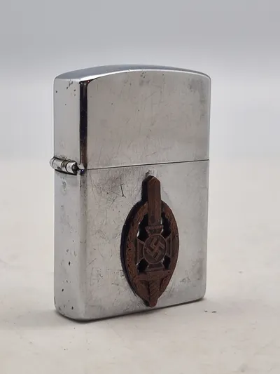 Zippo lighter med påsat originalt ww2 mærke