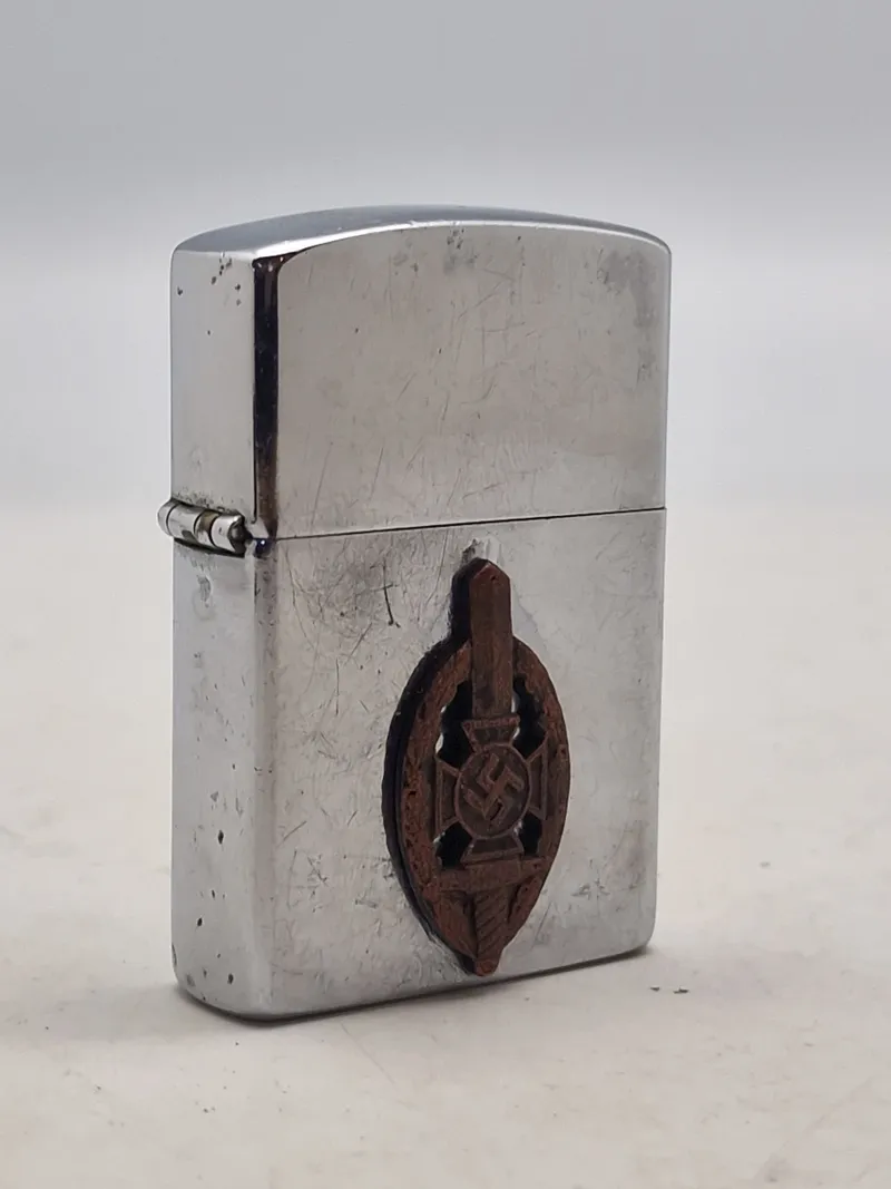 Zippo lighter med påsat originalt ww2 mærke