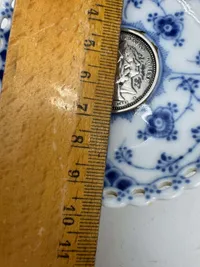 Royal Copenhagen Musselmalet Helblonde Lysmanchet med monteret med 2-Kronemønt med Christian IX og Dronning Louise, 1892