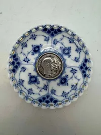 Royal Copenhagen Musselmalet Helblonde Lysmanchet med monteret med 2-Kronemønt med Christian IX og Dronning Louise, 1892