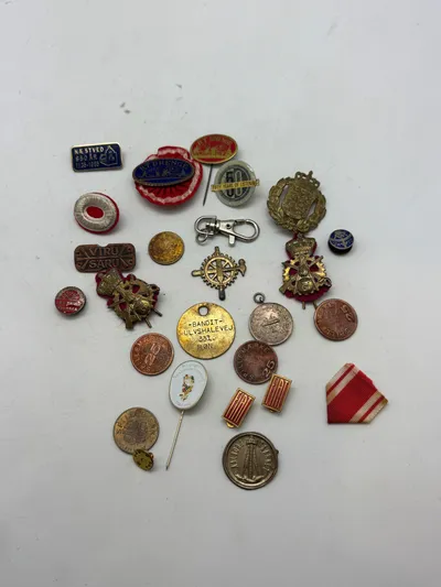Samling pins med mærker