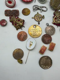 Samling pins med mærker