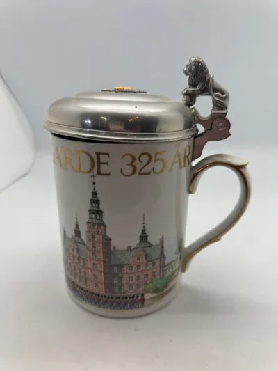 Sjældent Royal Copenhagen Den Kongelige Livgarde 325 år - Stort krus med låg
