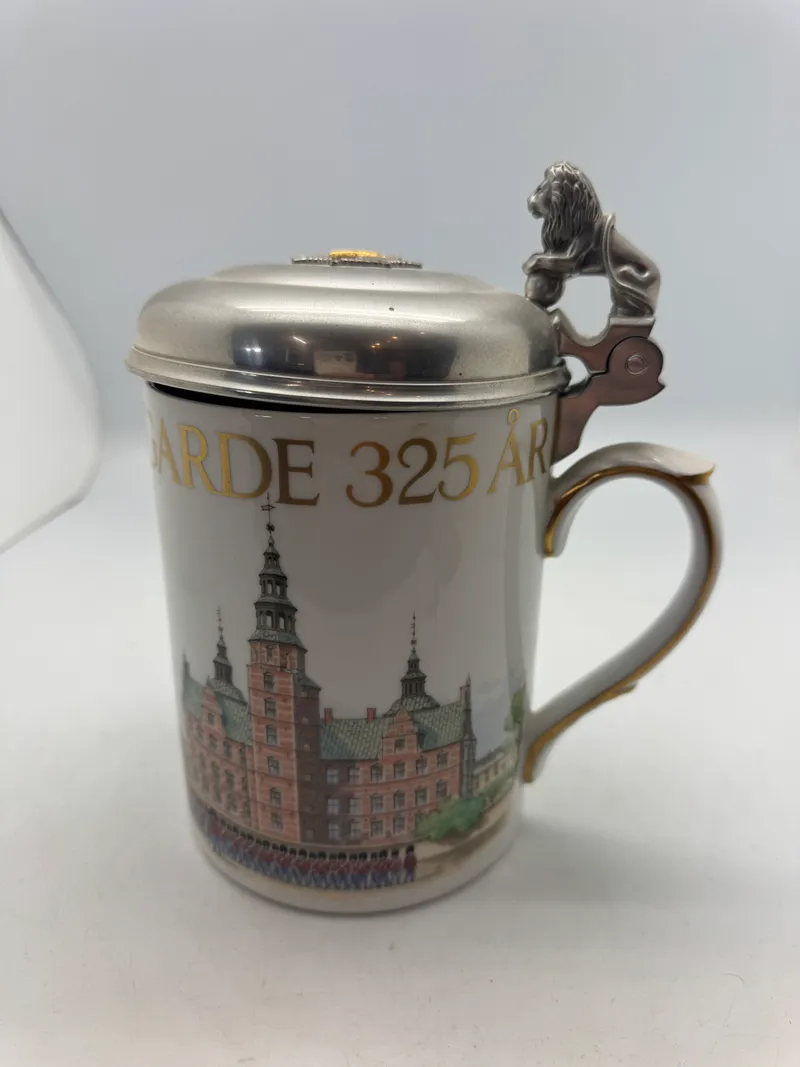 Sjældent Royal Copenhagen Den Kongelige Livgarde 325 år - Stort krus med låg