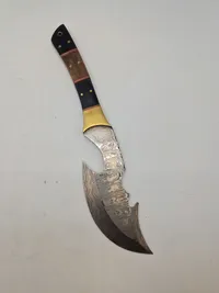 Stor veludført kniv med Damaskus blad